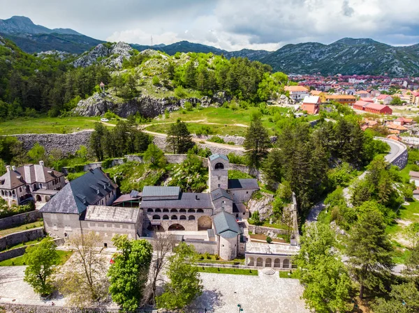Aeral syn på det gamla klostret Födelsekyrkan av Jungfru Maria i Cetinje, populär turistiska plats i Montenegro Stockbild