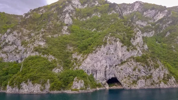 Cueva secreta de montaña. cueva en la roca — Foto de Stock