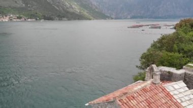 Crkva Gospe od Andela'dan Rocks Kilisesi'nin Hanımı manzarası. Crkva Gospe od An ela 1585g.