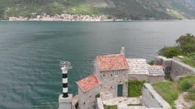 Crkva Gospe od Andela'dan Rocks Kilisesi'nin Hanımı manzarası. Crkva Gospe od An ela 1585g.