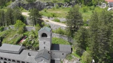 Cetinje'de Meryem Ana'nın Doğuşu Antik Manastırı'na aeral manzara, Karadağ'ın popüler turistik yeri