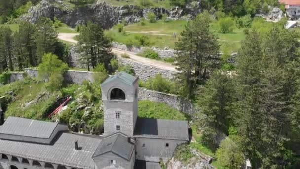 Widok z aeralu na starożytny klasztor Narodzenia Najświętszej Maryi Panny w Cetinje, popularne miejsce turystyczne w Czarnogórze — Wideo stockowe