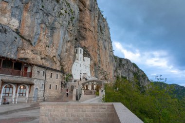 Ostrog Manastırı, Karadağ'ın Karadağ'ın Ostroska Greda'sının neredeyse dikey bir kayasına karşı yerleştirilen Sırp Ortodoks Kilisesi manastırıdır. Ostrog'un Aziz Basil'ine ithaf edidir..