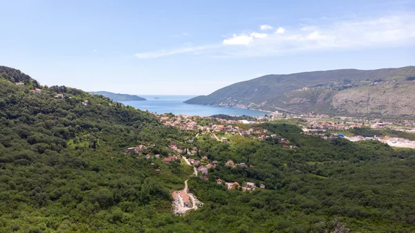 Hermosa vista de las casas tradicionales en el terreno montañoso en Montenegro . — Foto de Stock