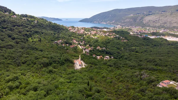 Hermosa vista de las casas tradicionales en el terreno montañoso en Montenegro . — Foto de Stock