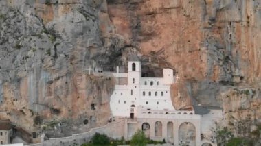 Ostrog Manastırı, Karadağ'ın Karadağ'ın Ostroska Greda'sının neredeyse dikey bir kayasına karşı yerleştirilen Sırp Ortodoks Kilisesi manastırıdır. Ostrog'un Aziz Basil'ine ithaf edidir..