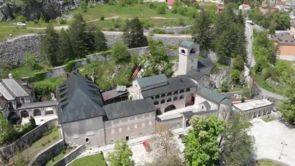 Вид на древний монастырь Рождества Пресвятой Богородицы в Цетине, популярное туристическое место в Черногории — стоковое видео