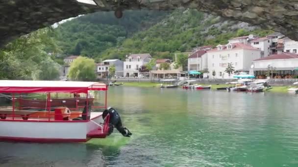 Aeral érdekében régi híd a faluban Rijeka Crnojevica tükrözi a víz Montenegróban. Stari legtöbb. — Stock videók
