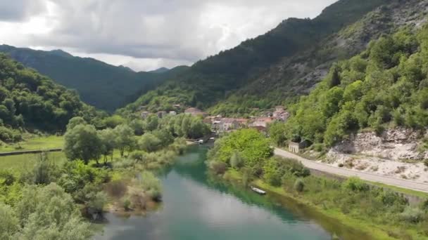 Aeral uitzicht op oude brug in het dorp Rijeka Crnojevica reflecterend in het water in Montenegro. Stari Most. — Stockvideo