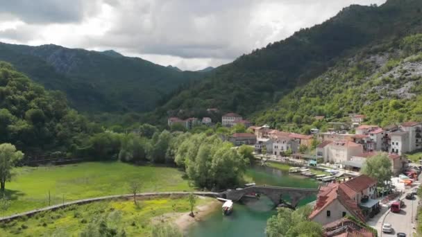 Widok z aeralu na Stary Most w miejscowości Rijeka Crnojevica odzwierciedlający w wodzie w Czarnogórze. Stari najbardziej. — Wideo stockowe