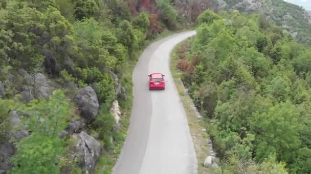 Bilkörning på väg till berget. Vacker sommarfjäll väg. — Stockvideo