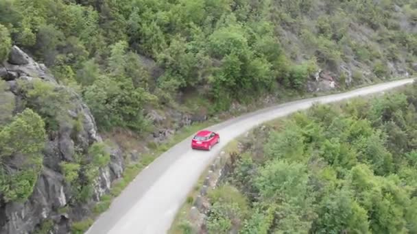 Auto fahren auf der Straße zum Berg. schöne sommerliche Bergstraße. — Stockvideo