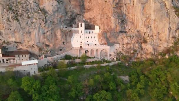 Klostret Ostrog är ett kloster av Serbisk-ortodoxa kyrkan placeras mot en nästan vertikal klippa Ostroska Greda, Montenegro, Europa. Den är tillägnad Sankt basilikan Ostrog. — Stockvideo
