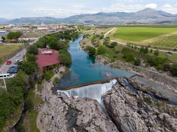 Montenegro, Turquesa limpio claro río cijevna cerca de podgorica en las cataratas del niágara que fluye a través de hermosos paisajes naturales rocosos verdes — Foto de Stock
