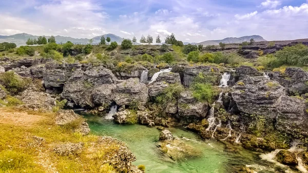 Muchas cascadas del río turquesa cijevna en niágara cae destino en la atmósfera mágica Fotos de stock