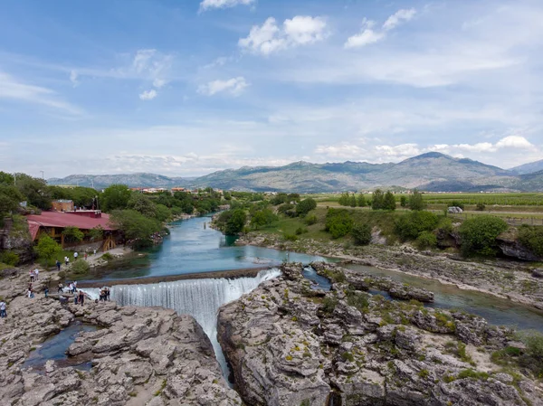 Montenegro, turkos ren klar floden cijevna nära Podgorica vid Niagara Falls flyter genom vackra gröna klippiga natur landskap Royaltyfria Stockfoton