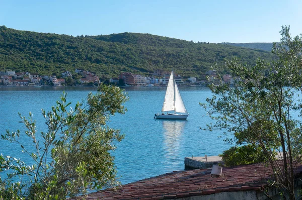 Barco solitario navegando en la bahía de Kotor, Montenegro. Vista del barco solitario en las montañas de fondo . — Foto de Stock