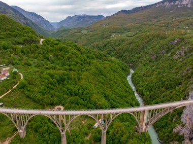Tara Nehri Kanyonu. Ziyaret için en popüler yer Durdevica köprüsüdür. Zabljak Jurjevich Köprüsü, Karadağ