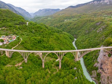 Tara Nehri Kanyonu. Ziyaret için en popüler yer Durdevica köprüsüdür. Zabljak Jurjevich Köprüsü, Karadağ
