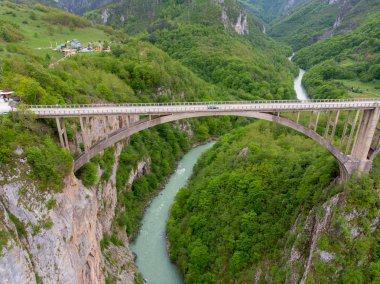 Tara Nehri Kanyonu. Ziyaret için en popüler yer Durdevica köprüsüdür. Zabljak Jurjevich Köprüsü, Karadağ