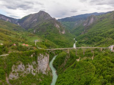 Tara Nehri Kanyonu. Ziyaret için en popüler yer Durdevica köprüsüdür. Zabljak Jurjevich Köprüsü, Karadağ