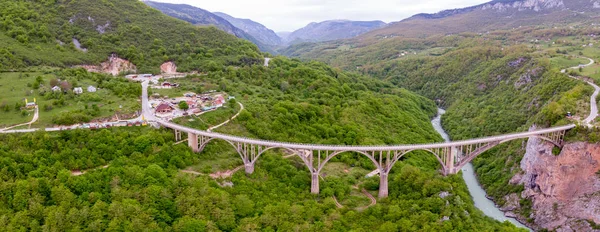 Tara River Canyon. Den mest populära platsen för besök är Durdevica-bron. Jurjevitj överbryggar i Zabljak, Montenegro Royaltyfria Stockfoton