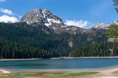 Doğal manzara. Dağ gölü. Durmitor Milli Parkı 'nda kara göl manzarası. Karadağ.