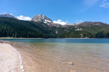 Doğal manzara. Dağ gölü. Durmitor Milli Parkı 'nda kara göl manzarası. Karadağ.