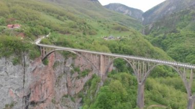 Tara Nehri Kanyonu. Ziyaret için en popüler yer Durdevica köprüsüdür. Zabljak Jurjevich Köprüsü, Karadağ
