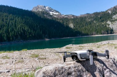 Arka planda doğal manzara drone quadcopter. Dağ gölü. Durmitor Milli Parkı 'nda kara göl manzarası. Karadağ.