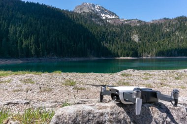 Arka planda doğal manzara drone quadcopter. Dağ gölü. Durmitor Milli Parkı 'nda kara göl manzarası. Karadağ.