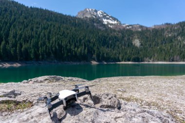 Arka planda doğal manzara drone quadcopter. Dağ gölü. Durmitor Milli Parkı 'nda kara göl manzarası. Karadağ.