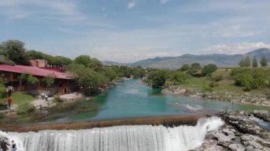 Montenegro, güzel yeşil kayalık doğa manzara ile akan Niagara Falls Podgorica yakın turkuaz temiz açık nehir cijevna