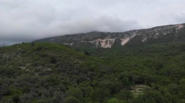 Dağların arka planında Kotor körfezi deniz manzarası, Karadağ