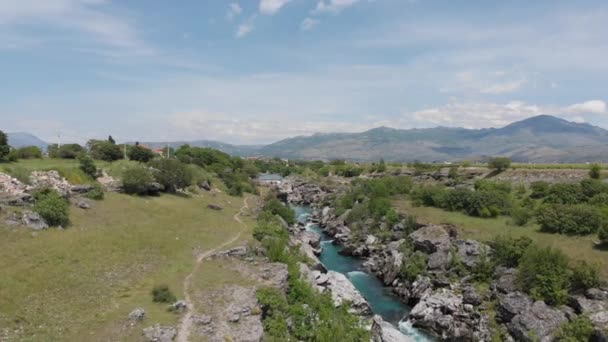 モンテネグロ、ターコイズのきれいなクリアな川のシエヴナは、ナイアガラのポドゴリツァの近くに美しい緑の岩の自然の風景を流れる滝 — ストック動画