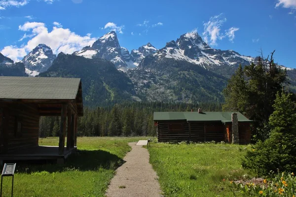 Grand Tetons altında küçük kabin 