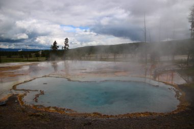 Derin mavi Kaplıcalar Yellowstone içinde