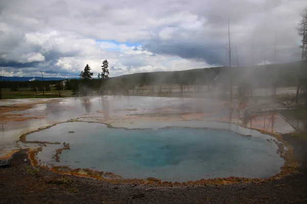 Mély Kék Hot Springs Yellowstone — Stock Fotó