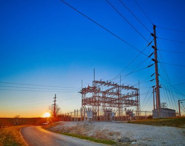 Gün batımında mavi gökyüzü ile elektrik Trafo Merkezi.