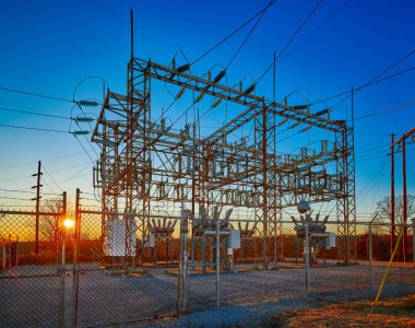 Gün batımında mavi gökyüzü ile elektrik Trafo Merkezi.