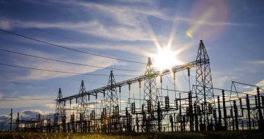 Güneş ayarı bir elektrik alt istasyonlar üzerinden.