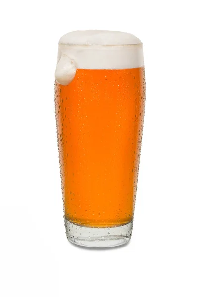 Copo de cerveja suado Pub Craft com Dollop de espuma no lado de Glas — Fotografia de Stock