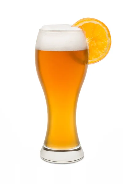 Isoliertes Weizenbier, mit Orangenscheibe # 1 — Stockfoto