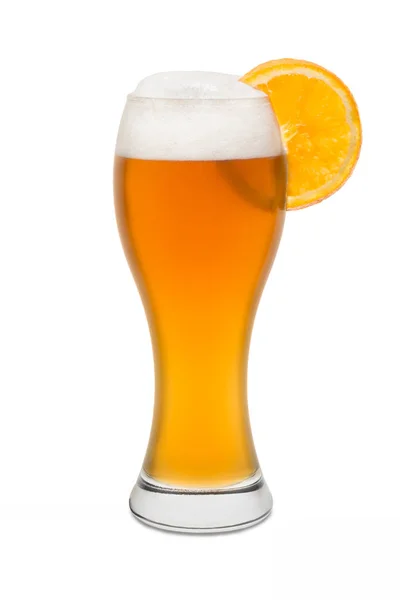 Cerveja de trigo isolada, com fatia de laranja # 2 — Fotografia de Stock