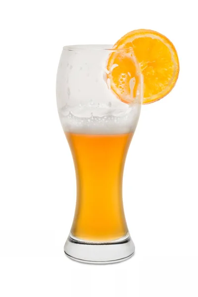Cerveza de trigo aislada, medio llena con rodaja de naranja — Foto de Stock