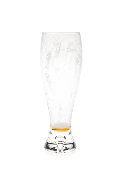 Leeres Glas mit wenig Bier — Stockfoto