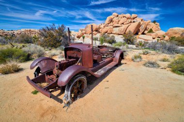 Joshua Tree Milli Parkı'nda Eski Terk Edilmiş Araba