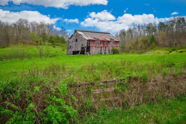 Erken İlkbaharda Eski Kentucky Tütün Ahırı