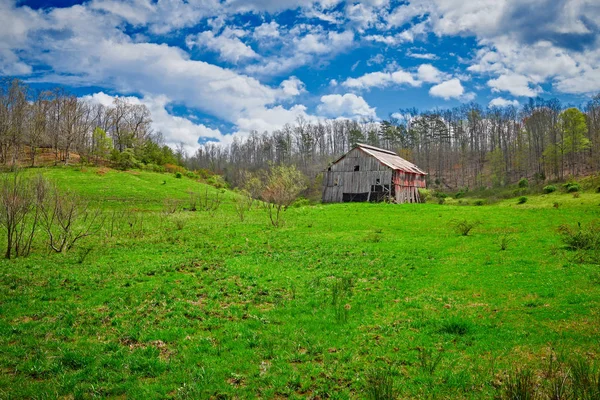 Antiguo granero de tabaco de Kentucky a principios de primavera — Foto de Stock
