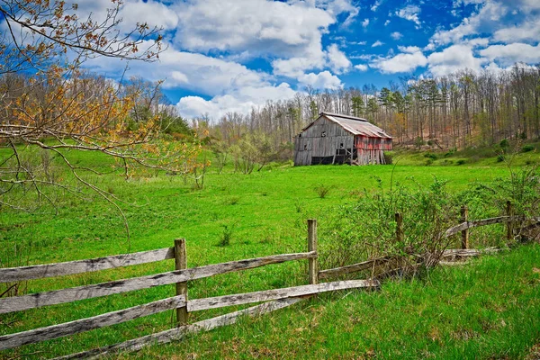 Erken İlkbaharda Eski Kentucky Tütün Ahırı